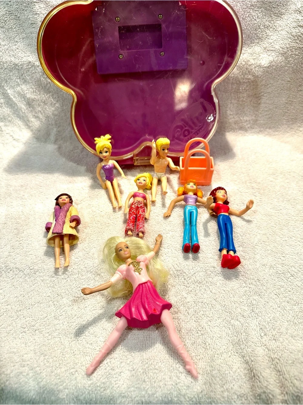 Vintage 7- Assorted Polly Pocket  dolls with case